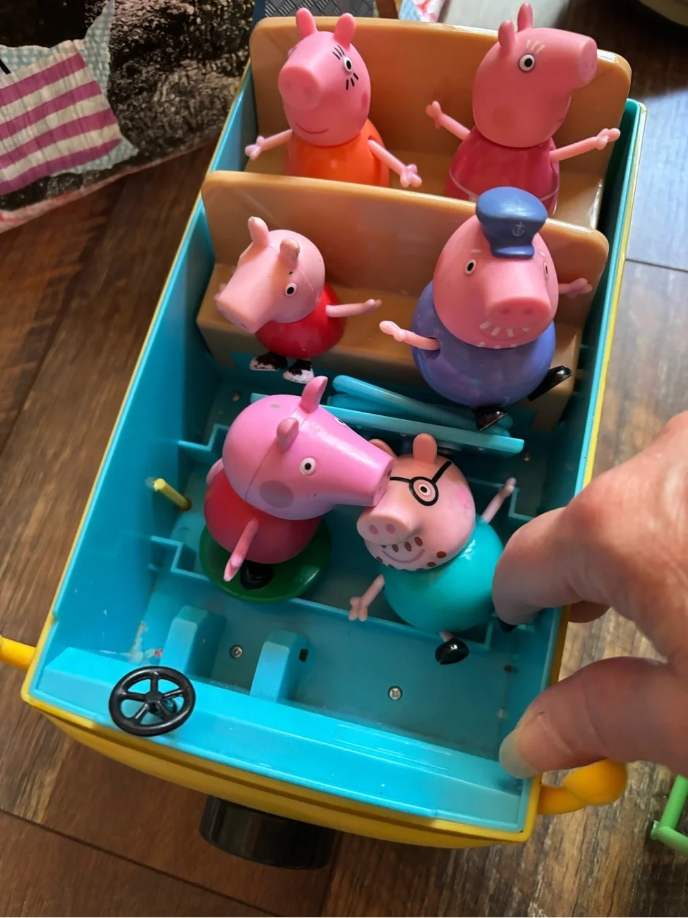Peppa pig van + figures